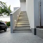 Sisters - Free Parking *
