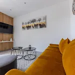 Sisters - Free Parking Τρογκίρ