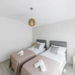 Sisters - Free Parking *