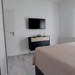 Sisters - Free Parking Τρογκίρ