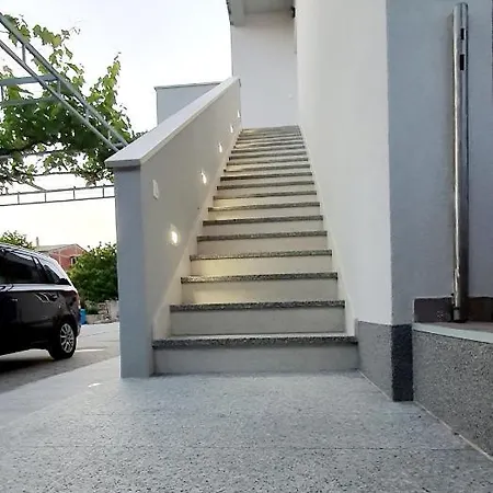 Sisters - Free Parking *