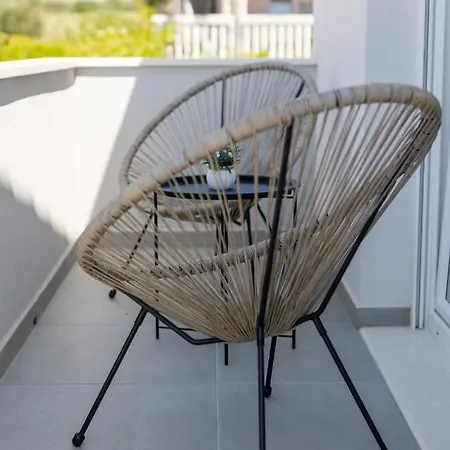 Sisters - Free Parking 特罗吉尔