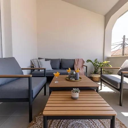 Sisters - Free Parking