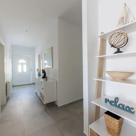 Sisters - Free Parking 特罗吉尔