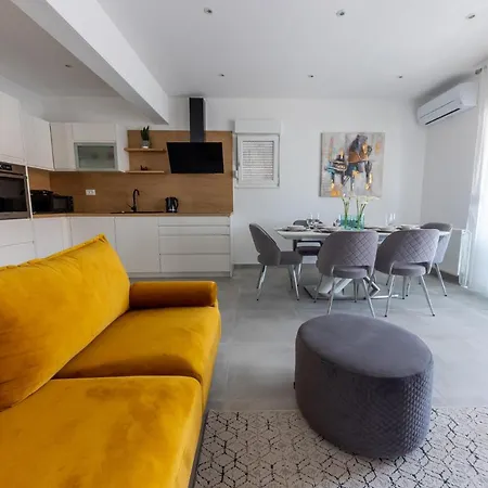 Sisters - Free Parking