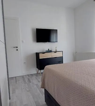 Sisters - Free Parking 特罗吉尔