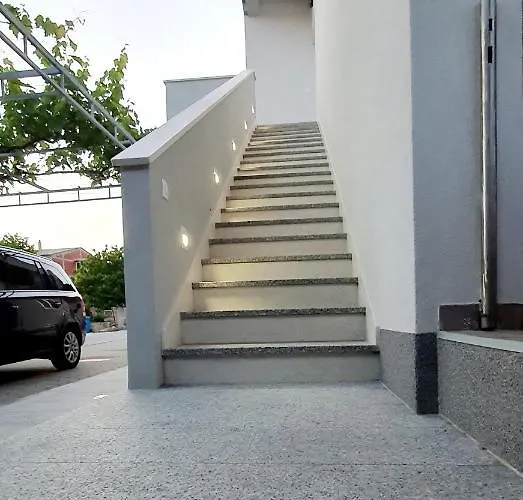 Sisters - Free Parking *