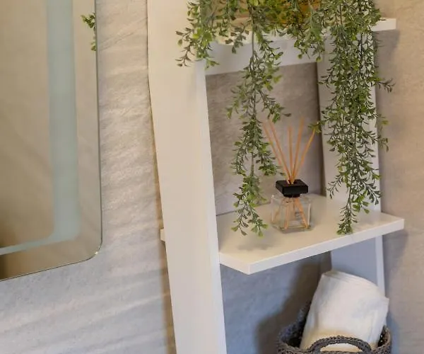 Sisters - Free Parking *