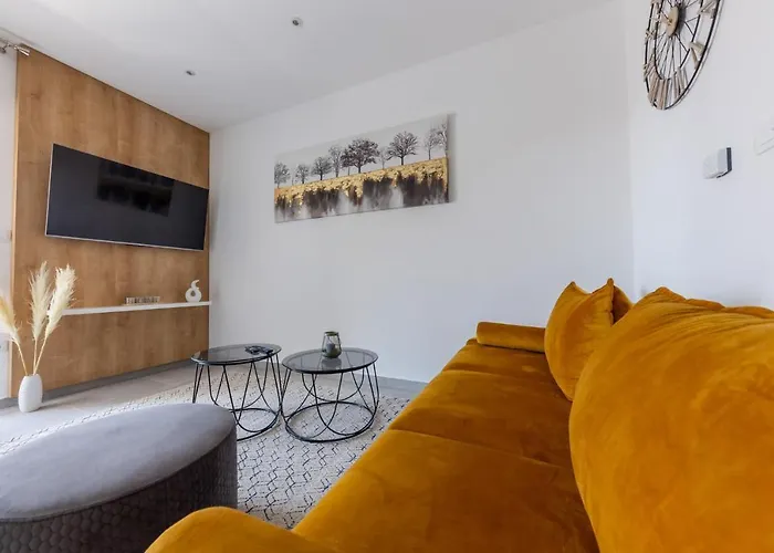 Sisters - Free Parking Trogir