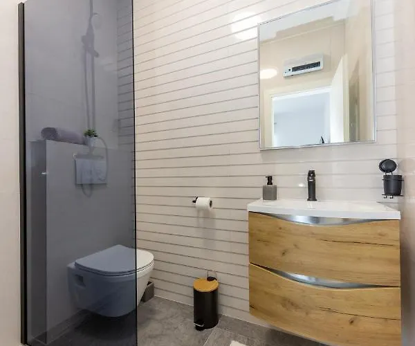 Sisters - Free Parking *