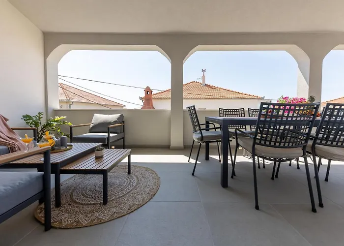 Sisters - Free Parking * Trogir