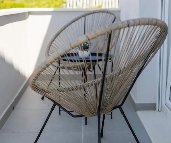 Sisters - Free Parking Trogir