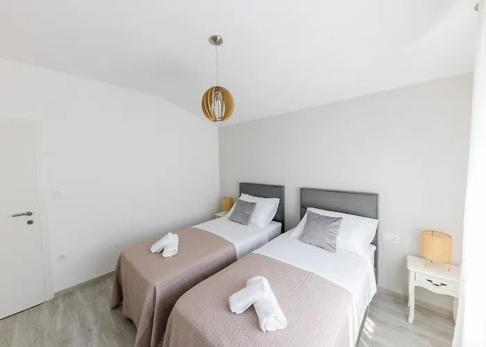 Sisters - Free Parking *