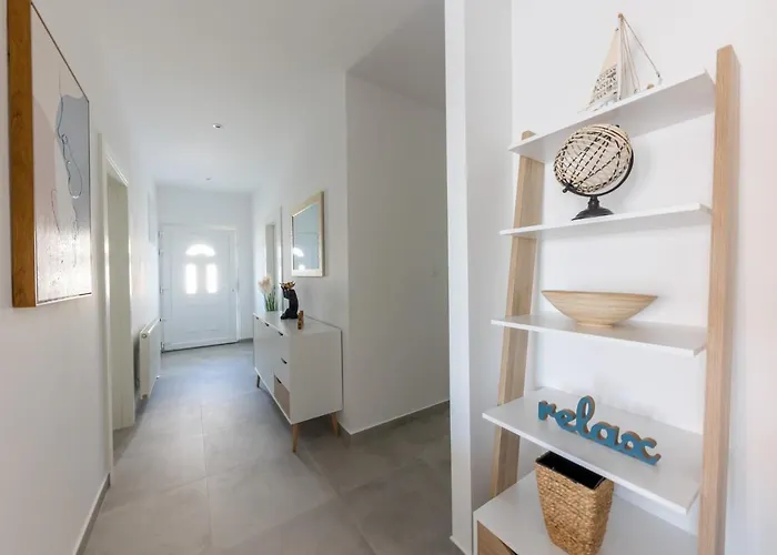 Sisters - Free Parking Trogir