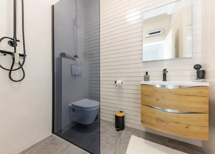 Sisters - Free Parking Trogir