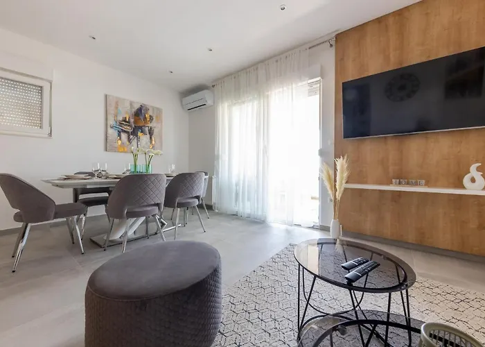 Sisters - Free Parking Trogir