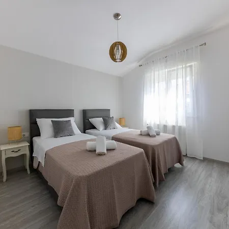 Sisters - Free Parking Apartament Trogir