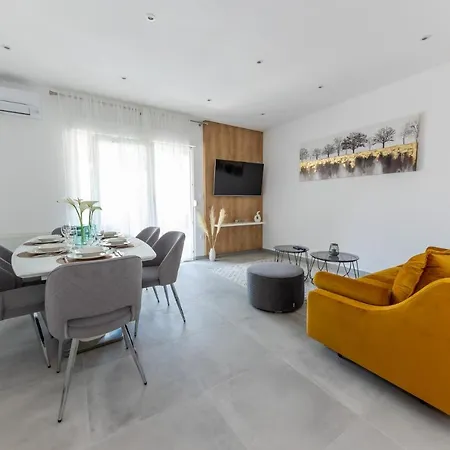 Sisters - Free Parking *