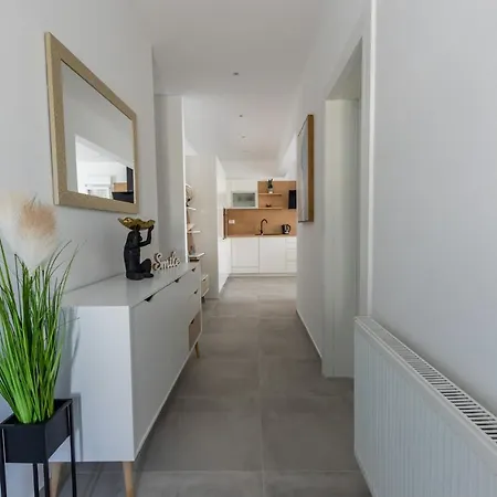 Sisters - Free Parking *